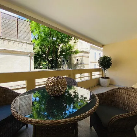 Feel@home Nemausus « Le 11 » * Νιμ